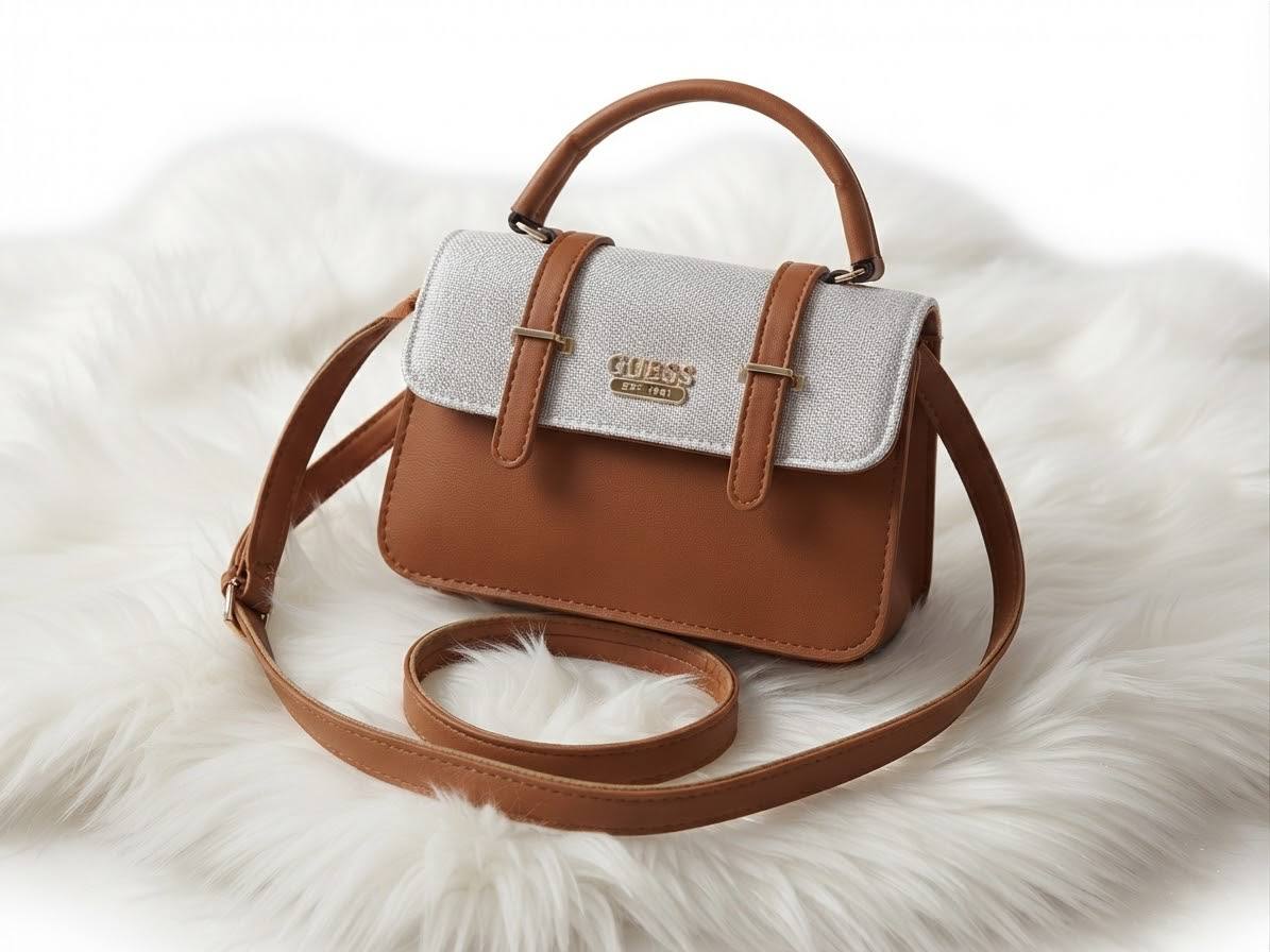 حقيبة كروس كلاسيكية بلمسة عصرية - Classic Crossbody Bag with a Modern Twist